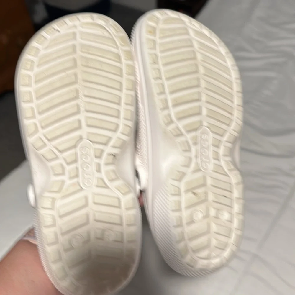 Fleece lined crocs size 7W/5M - Picture 3 of 6